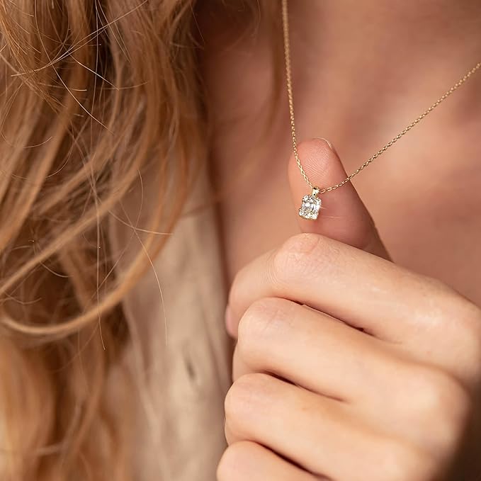 Dochais Womens Necklace